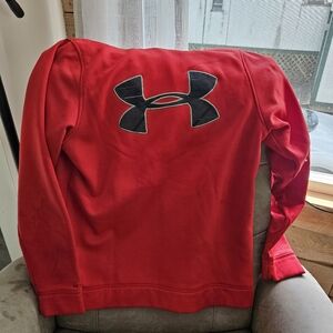Under armour sweatshirt.  This is a small/petite..looks to run big.